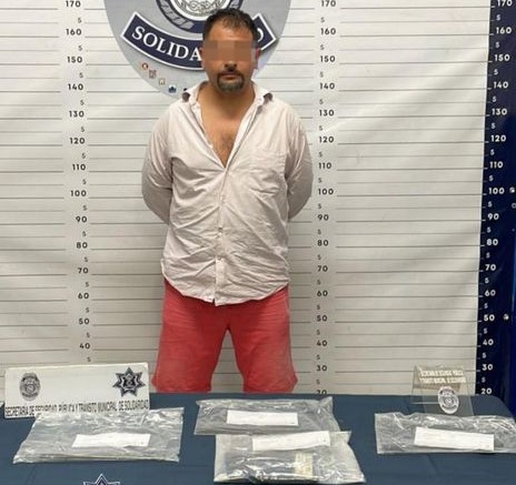 Frustra la Policía de Playa del Carmen robo en cajero automático; detienen a sujeto por colocar artefacto para apoderarse del efectivo.