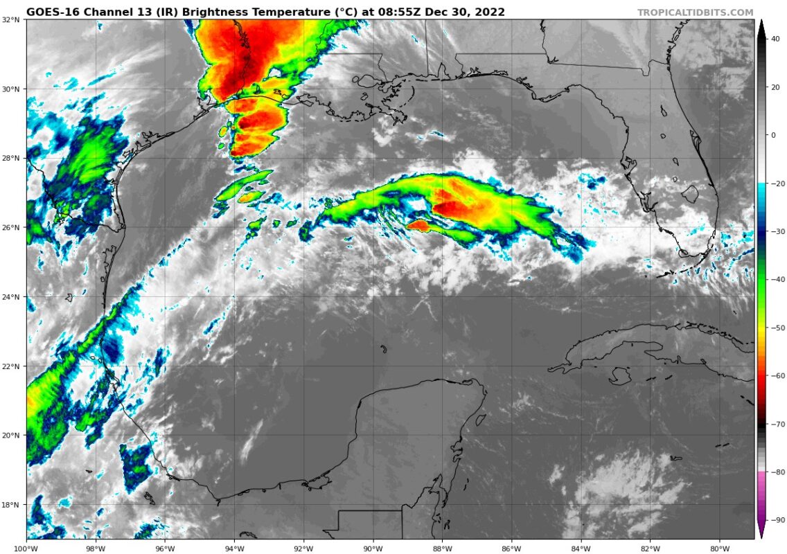 Pronóstico del clima para hoy viernes 30 de diciembre en Quintana Roo; cielo con nubes dispersas por la mañana y medio nublado por la tarde con lluvias aisladas.