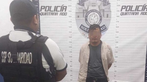 Detienen a pistolero en la Quinta Avenida de Playa del Carmen.