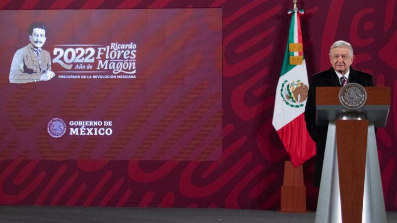 Analiza AMLO su jubilación, y el título de su último libro de política