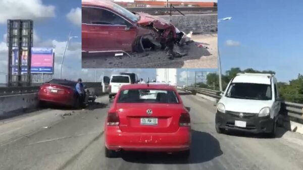 Reportan aparatoso accidente en puente de Cancún