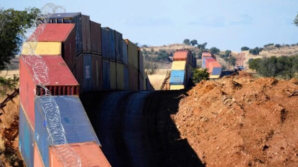 Arizona sigue con el muro fronterizo, aunque ahora es con contenedores