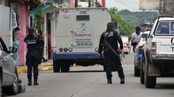 Comando realiza millonario asalto a camioneta de valores en SLP