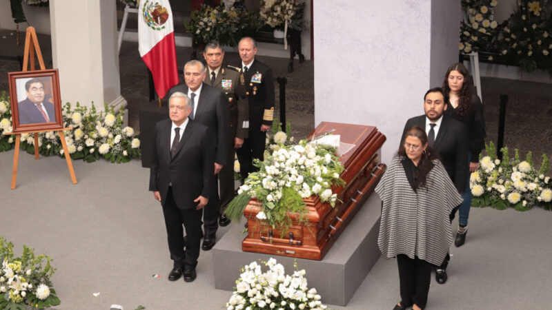 Despide la 4T al gobernador de Puebla, Miguel Barbosa