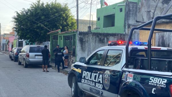 Cae una persona de la azotea y pierde la vida