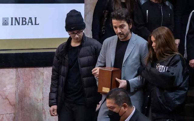 Camila Sodi convive con Marina de Tavira durante homenaje a papá de Diego Luna