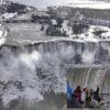 "Congela" tormenta invernal a cataratas del Niágara