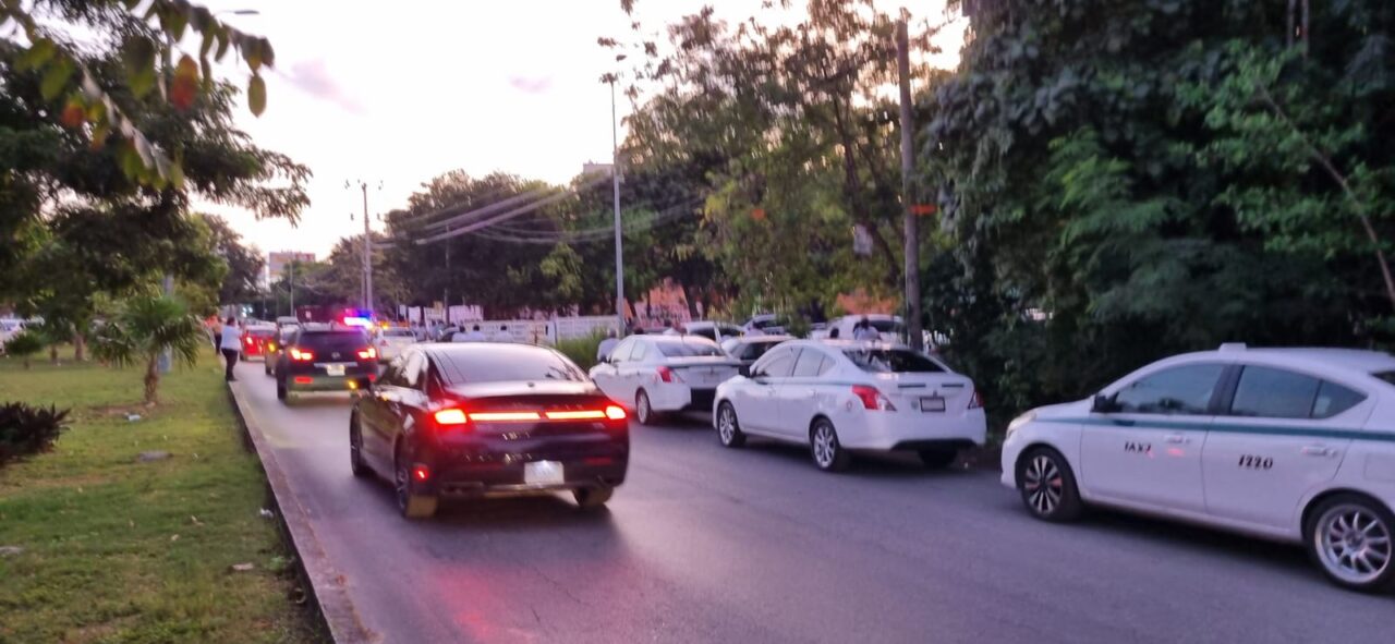 Plantón de taxistas en la sede del Poder Judicial de la Federación; amenazan con protestas y bloqueos carreteros para evitar la entrada de Uber.