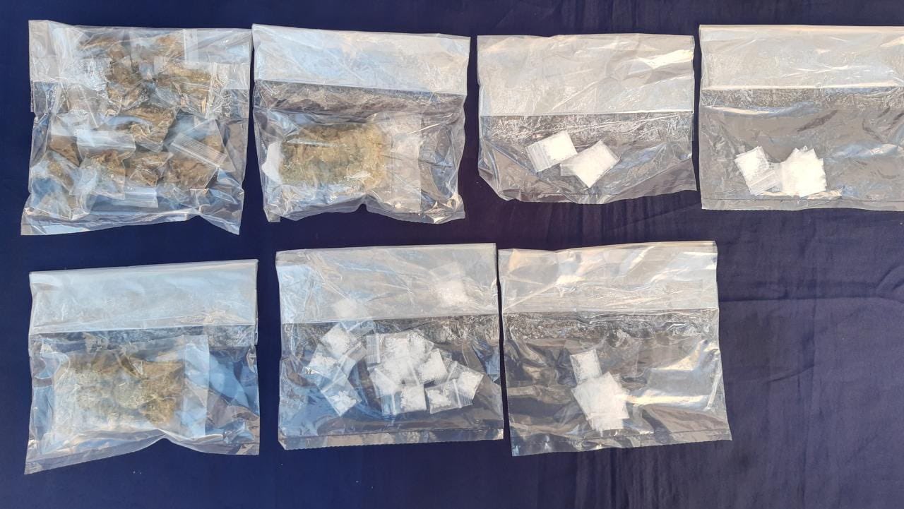 Playa del Carmen: Sorprenden a trío de narcomenudistas en Misión de las Flores; a dos hombres y una mujer les decomisaron enervantes.