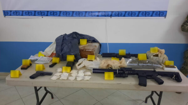 Asegura la Fiscalía armas y drogas durante un cateo en Cozumel.