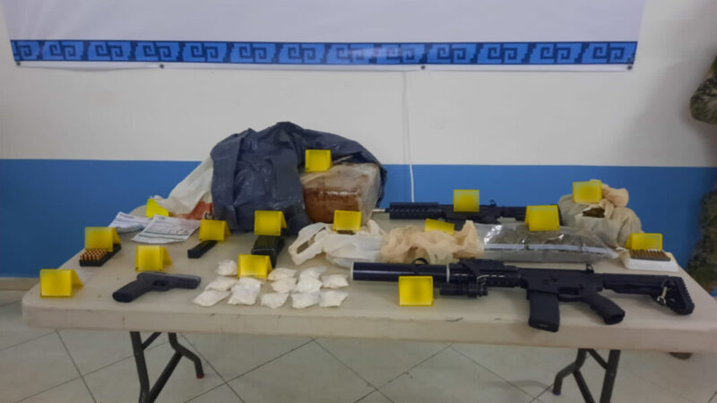 Asegura la Fiscalía armas y drogas durante un cateo en Cozumel.