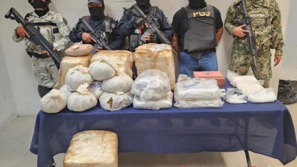 Aseguran droga tras cateo a vivienda en la Ejidal de Playa del Carmen.