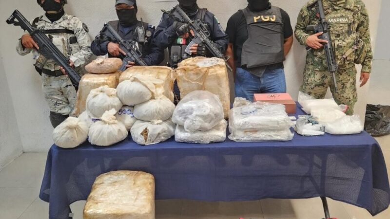 Aseguran droga tras cateo a vivienda en la Ejidal de Playa del Carmen.