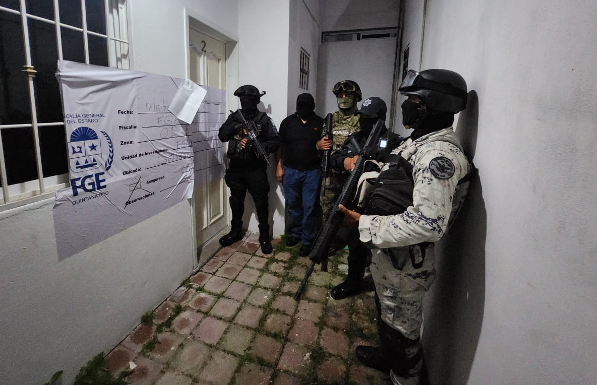 Aseguran droga tras cateo a vivienda en la Ejidal de Playa del Carmen; elementos de la FGE aseguraron la propiedad donde había marihuana y cocaína.