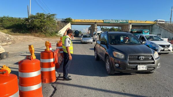 Toman acciones para agilizar el tráfico hacia el aeropuerto de Cancún.