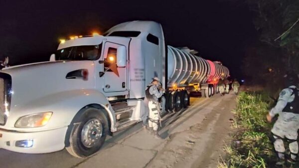 Aseguran tractocamión con 31 mil litros de hidrocarburo robado.