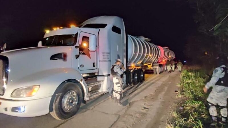 Aseguran tractocamión con 31 mil litros de hidrocarburo robado.