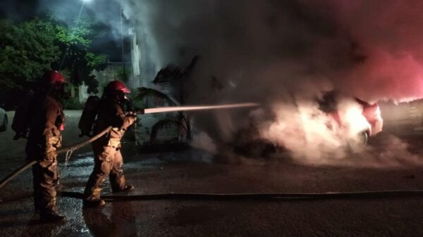 Falla eléctrica incendia y deja sin auto a propietario de Aveo