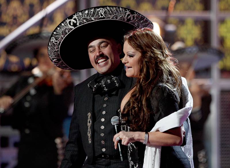 Lupillo Rivera se derrumba al recordar a su hermana Jenni Rivera