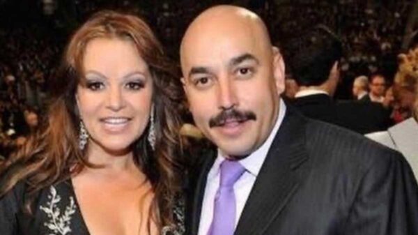 Lupillo Rivera se derrumba al recordar a su hermana Jenni Rivera
