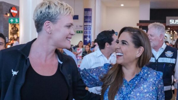 Recibe Mara Lezama al pasajero 30 millones en el Aeropuerto Internacional de Cancún