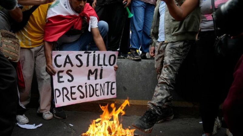 Crece tensión en Perú tras destitución de Pedro Castillo; suman tres muertos