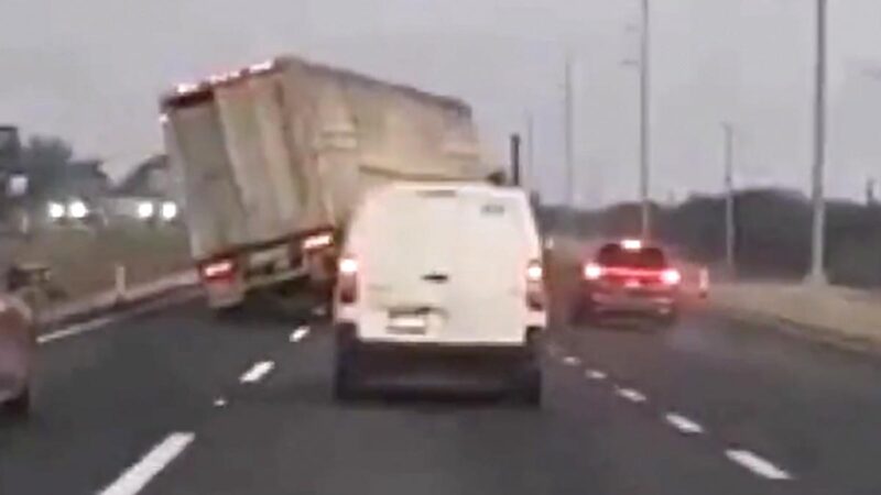 Trailero desata el terror en carretera de Guanajuato