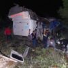 Deja 3 muertos y 45 heridos volcadura de autobús en Oaxaca.