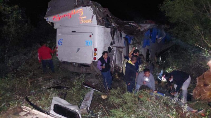 Deja 3 muertos y 45 heridos volcadura de autobús en Oaxaca.