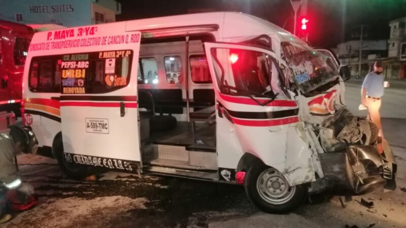 Combi de La Franja se estrella contra autobús en la Portillo con Torcasita.