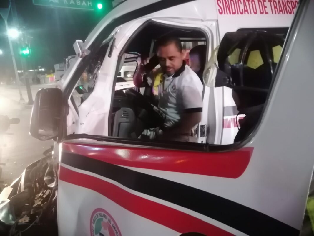 Combi de La Franja se estrella contra autobús en la Portillo con Torcasita; dos personas resultaron lesionadas entre ellos uno de los choferes.