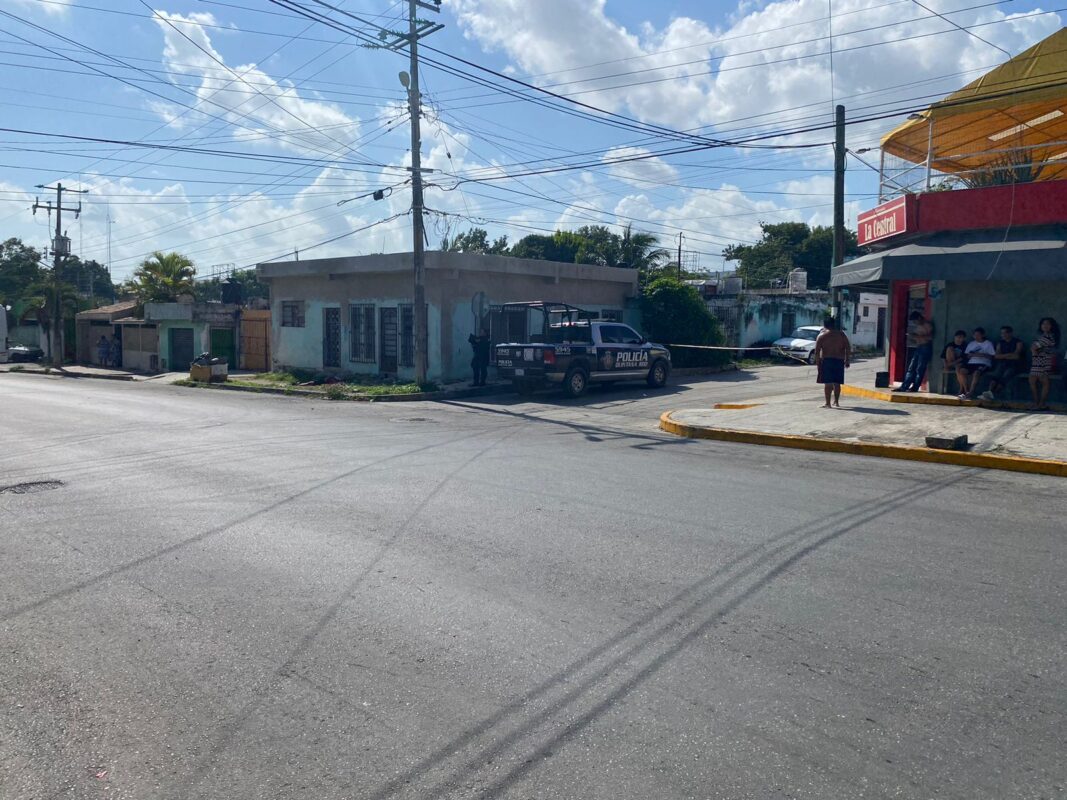 Ejecutan a sujeto y dejan herido a otro en ataque en la Supermanzana 70 de Cancún (VIDEO); los hechos fueron cerca del bar Génesis.