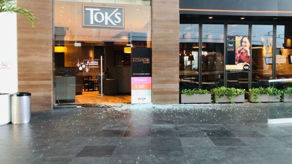 Reportan explosión en restaurante Toks de plazas Las Américas en Cancún (VIDEO).