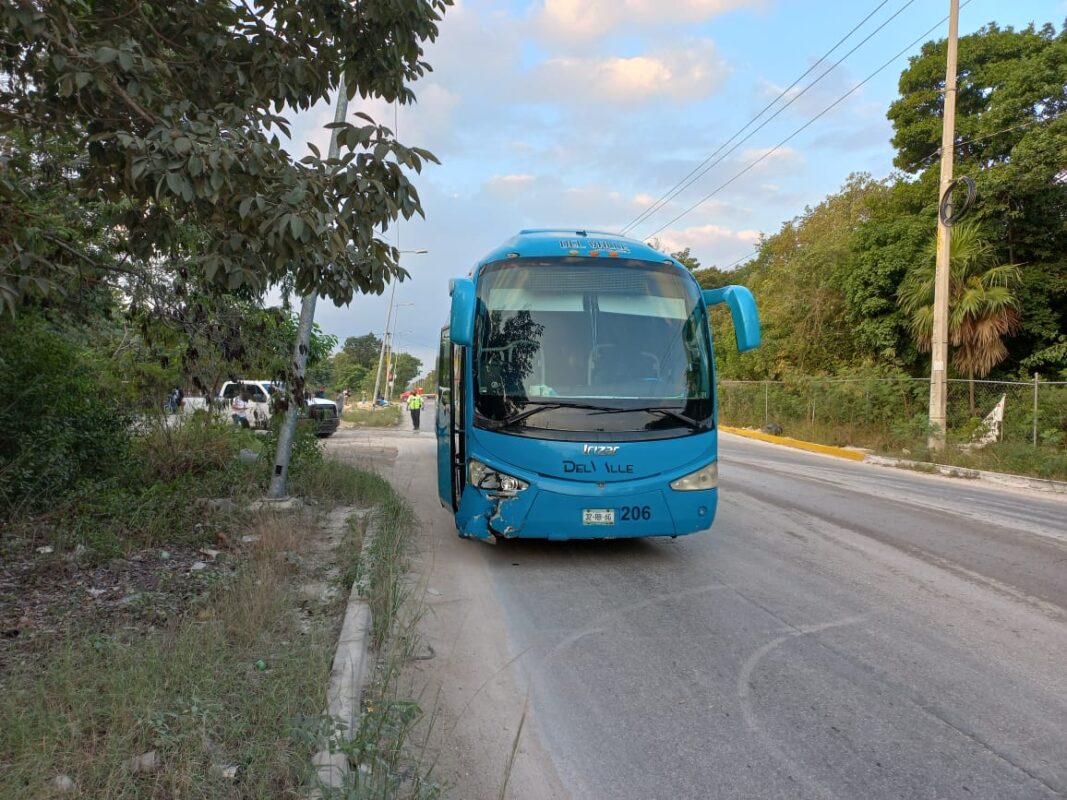 Chofer de camión Del Valle impacta a pareja en motocicleta y mata a una mujer; los hechos ocurrieron en la entrada al fraccionamiento Aloja.