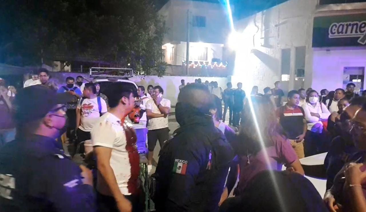 Taxistas de Cancún agreden a ciudadano en paradero de la Kabah y Los Tules; la víctima les recriminó que se apoderaran de la zona.