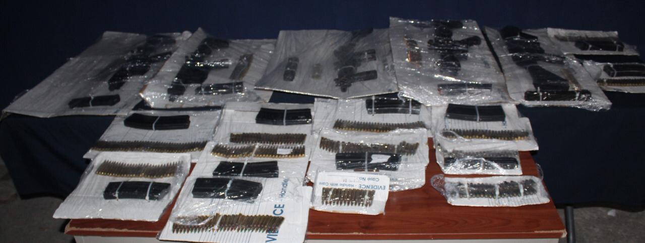 Tenían un arsenal los tres detenidos en Galaxias del Sol en Cancún; les decomisaron cinco armas largas, más de 500 cartuchos y 16 cargadores.