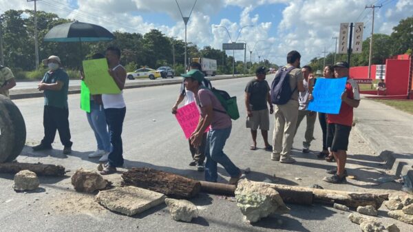 Vecinos de colonias irregulares bloquean la Portillo en demanda del servicio de energía eléctrica (VIDEO).