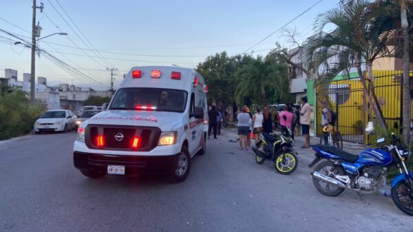 Pareja en moto resulta con graves heridas tras ser impactados en Los Héroes.