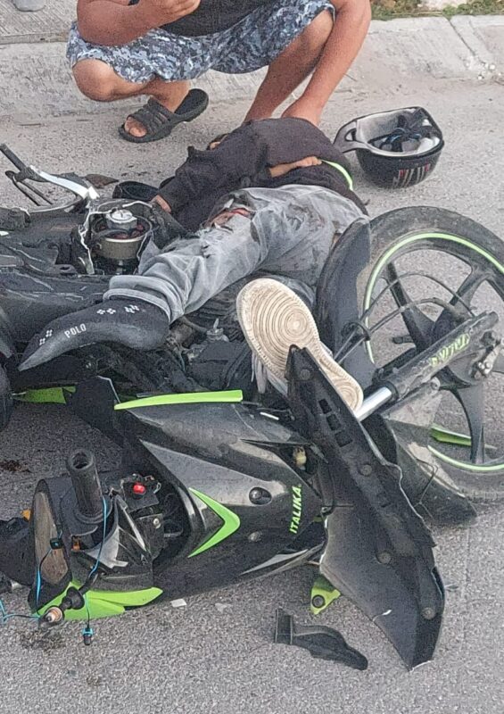 Pareja en moto resulta con graves heridas tras ser impactados en Los Héroes; hombre y una mujer fueron víctimas de un cafre en un Versa rojo.