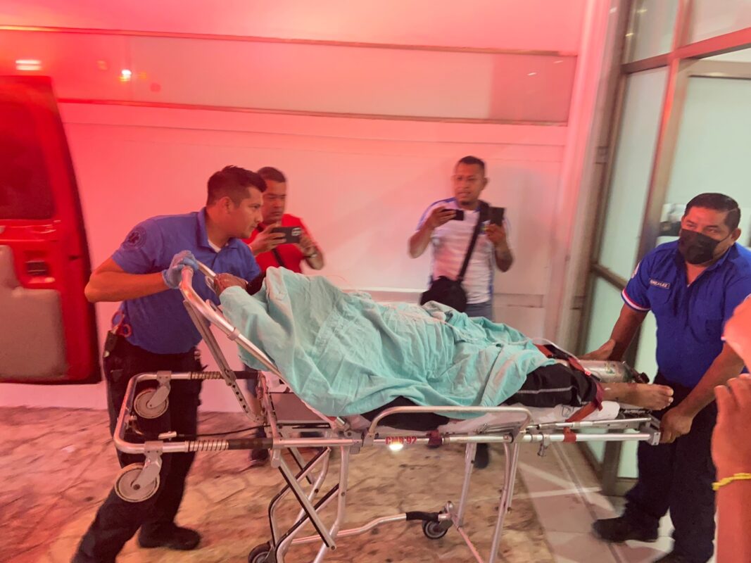 Cancún: Ataque a balazos en Cuna Maya deja dos hombres lesionados; las víctimas fueron trasladadas de emergencia al Hospital General.