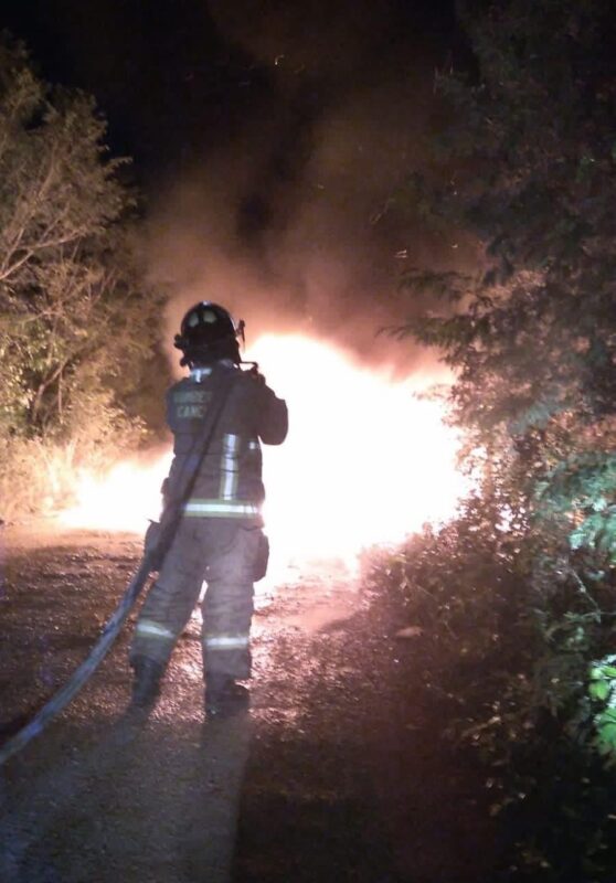 Queman camioneta relacionada en doble levantón en Cancún; la unidad Nissan Frontier fue hallada en la colonia Santa Cecilia.