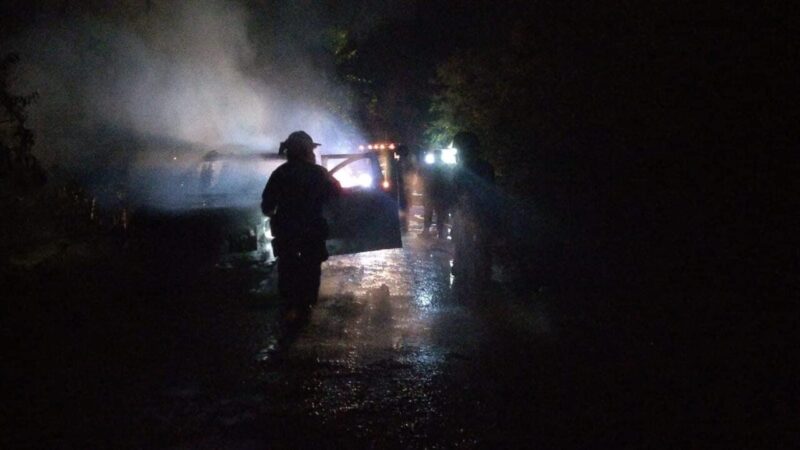 Queman camioneta relacionada en doble levantón en Cancún.