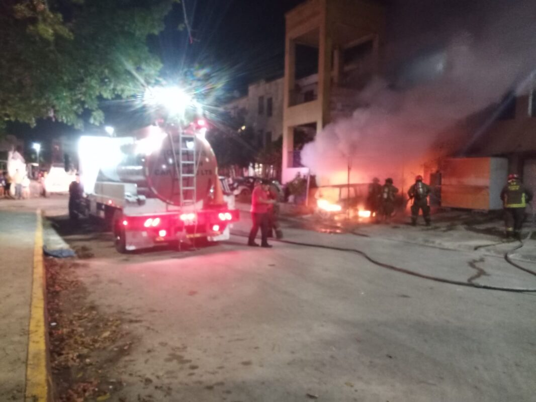 Se incendia camioneta a las puertas de edificio en Villas Urbi del Rey en Cancún; tres personas fueron evacuadas de uno de los departamentos.
