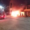 Se incendia camioneta a las puertas de edificio en Villas Urbi del Rey en Cancún.