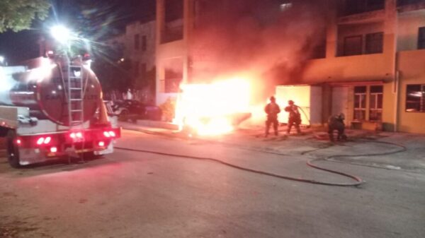 Se incendia camioneta a las puertas de edificio en Villas Urbi del Rey en Cancún.
