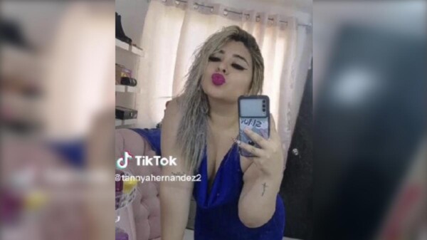 Madres critican a directora de prepa por subir fotos inapropiadas a redes