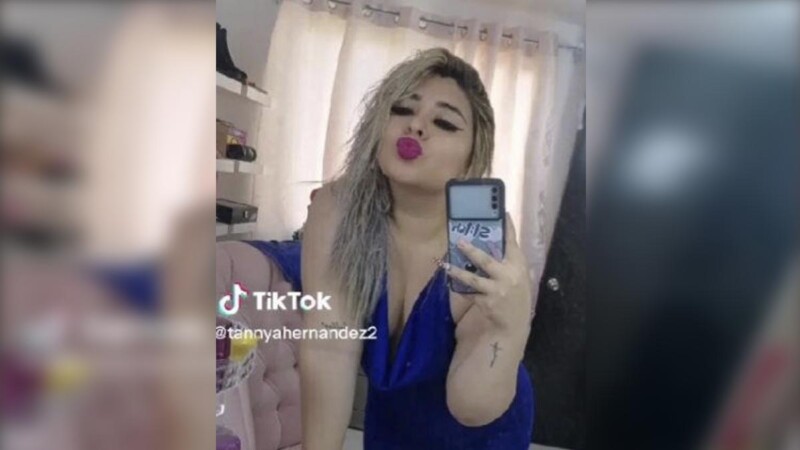 Madres critican a directora de prepa por subir fotos inapropiadas a redes