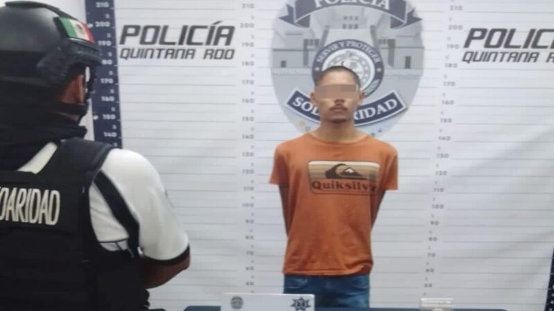 Playa del Carmen: Detienen a narcomenudista extranjero en la Quinta Avenida.