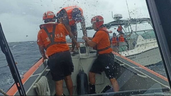 Rescata la Marina a tres personas a bordo de un yate al sureste de Isla Mujeres.