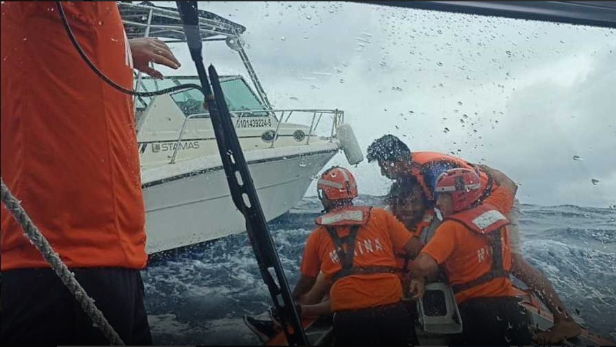Rescata la Marina a tres personas a bordo de un yate al sureste de Isla Mujeres; la embarcación sufrió una avería en el motor.
